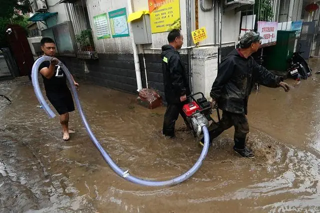 北京门头沟城区洪水退去 满地泥浆_门头沟洪水口村路线图_北京门头沟发大水